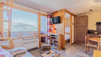 2 bedrooms, iron/ironing board, internet