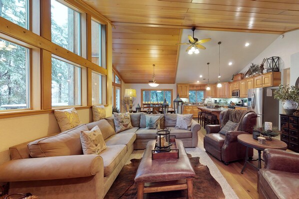 Fernseher, Kamin, Videospielkonsole, DVD-Player