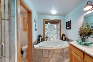 Kostenlose Toilettenartikel, Haartrockner, Handtücher