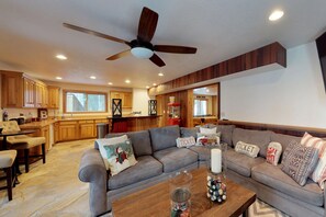 Fernseher, Kamin, Videospielkonsole, DVD-Player