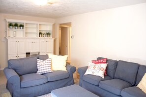 Smart TV, fireplace, DVD player, streaming services