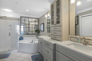Combined shower/tub, hair dryer, towels, toilet paper - 2nd Floor, Pet Friendly Beach Retreat 202, Beach Service Gulf front views (Miramar Beach)