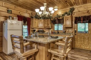 Microwave, coffee/tea maker - Pooh Bear, Hot Tub, WIFI, $560 FREE tickets each paid day!!! (Sevierville)