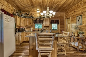 Microwave, coffee/tea maker - Pooh Bear, Hot Tub, WIFI, $560 FREE tickets each paid day!!! (Sevierville)
