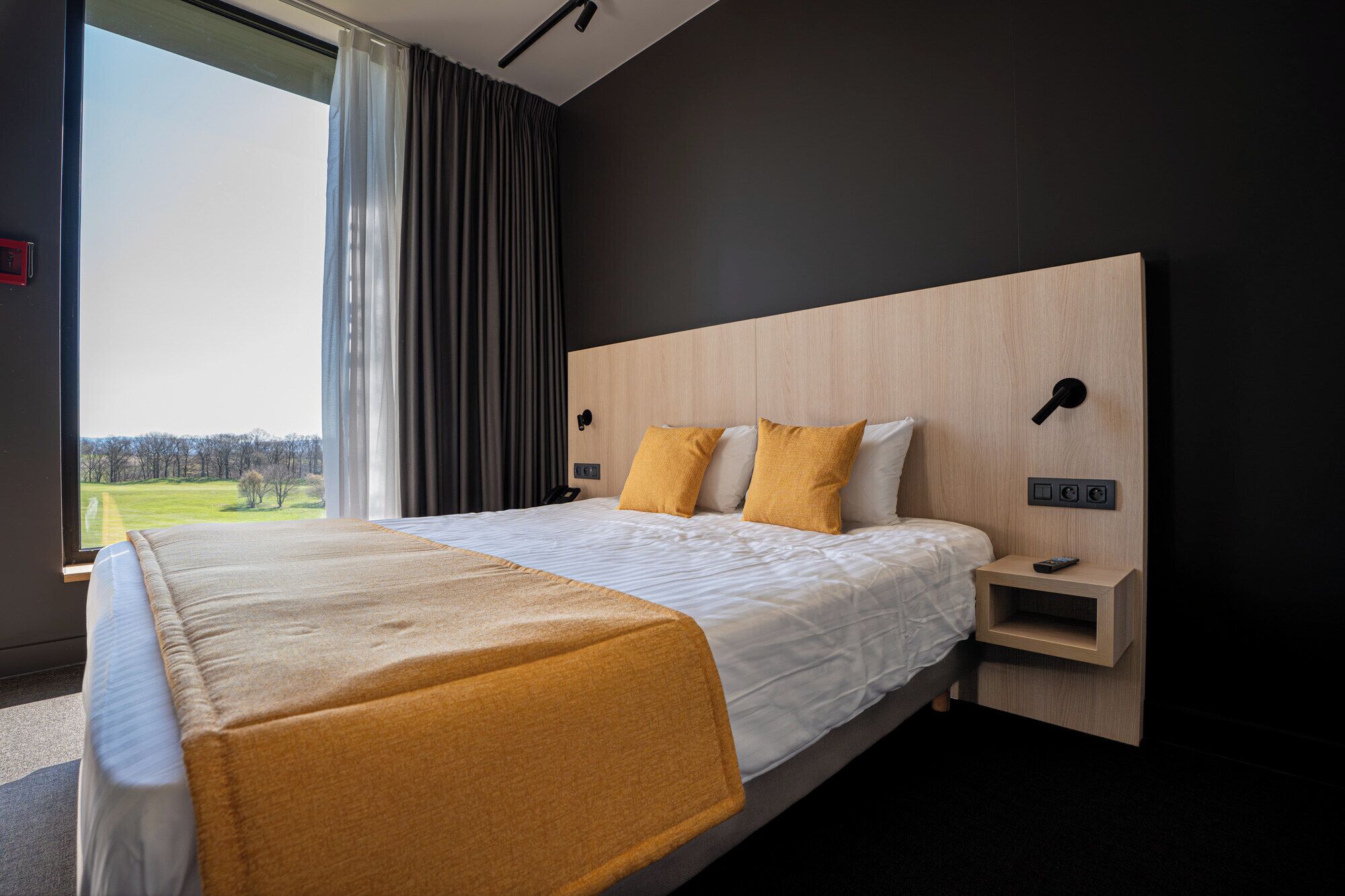 Comfort kamer, 1 twee- of 2 eenpersoonsbedden | Een minibar, een kluis op de kamer, een bureau, geluiddichte muren