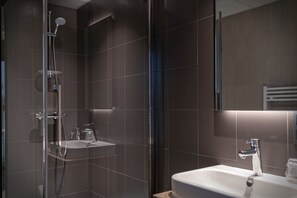 Douche, serviettes fournies