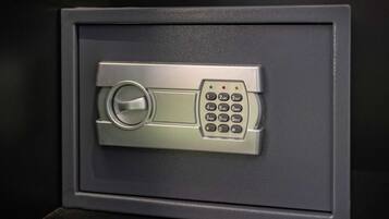 Un coffre-fort doté d’un cadran à combinaison et d’un clavier.
