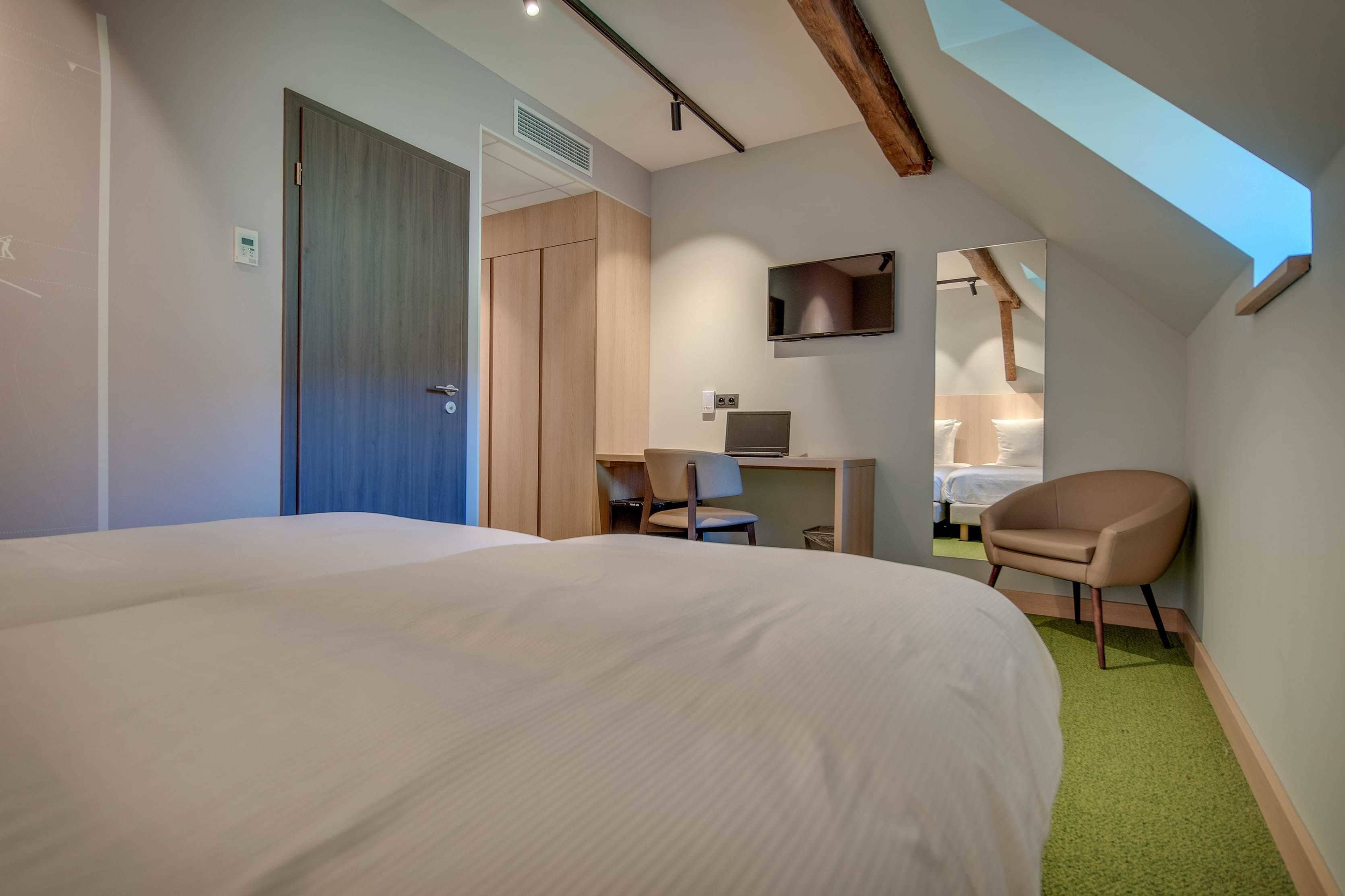 standard double or twin room | 1 bedroom, minibar, in-room safe, desk