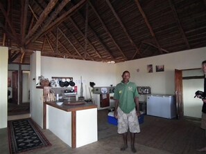 Refrigerador con freezer, horno, placa de cocina, lavavajillas