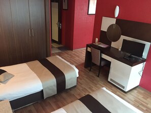 Standard Double Room, River View | Minibar, in-room safe, desk, iron/ironing board - Cimenler Otel (Gumushane)