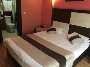 Standard-Doppelzimmer, Flussblick | Minibar, Zimmersafe, Schreibtisch, Bügeleisen/Bügelbrett