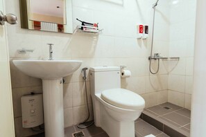 Chambre Double | Salle de bain | Douche, articles de toilette gratuits, sèche-cheveux, bidet