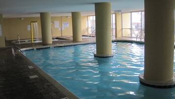 Piscina coberta i piscina a l'aire lliure