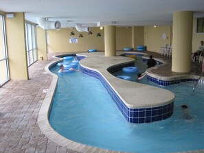 Alberca techada y alberca al aire libre