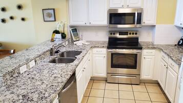 Frigorífic, microones, forn i placa de cuina