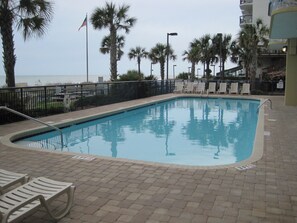 Alberca techada y alberca al aire libre