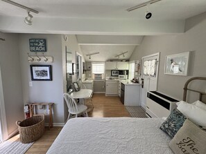 Free WiFi, bed sheets - Charming Cottage in Historical Dist with Beautiful Gardens-5 Minute Walk to Town (Saugatuck)