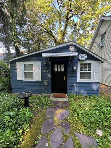 Charming Cottage in Historical Dist with Beautiful Gardens-5 Minute Walk to Town