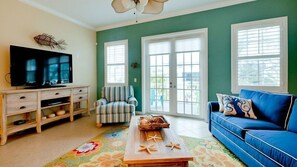 Smart TV, books - Summer Wind- An island getaway in the perfect location. (Holmes Beach)