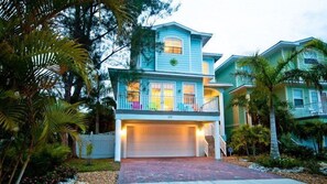Exterior - Summer Wind- An island getaway in the perfect location. (Holmes Beach)