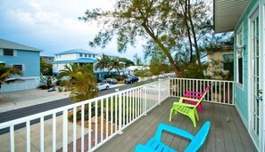 Terrace/patio - Summer Wind- An island getaway in the perfect location. (Holmes Beach)