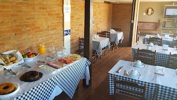 Desayuno continental diario (BRL 12 por persona)