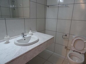 Shower, free toiletries, towels