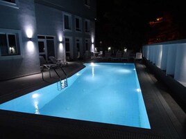 Una piscina al aire libre de temporada