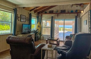 Smart TV, video games, books - Beach View, Private Plunge Pool, Charming 1938 Bungalow Madeira Beach Johns Pass (Madeira Beach)
