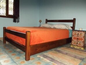 Decoración personalizada, muebles diferentes y cortinas blackout 