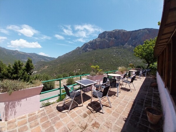Se sirven desayunos y almuerzos; cocina regional; con vista al jardín