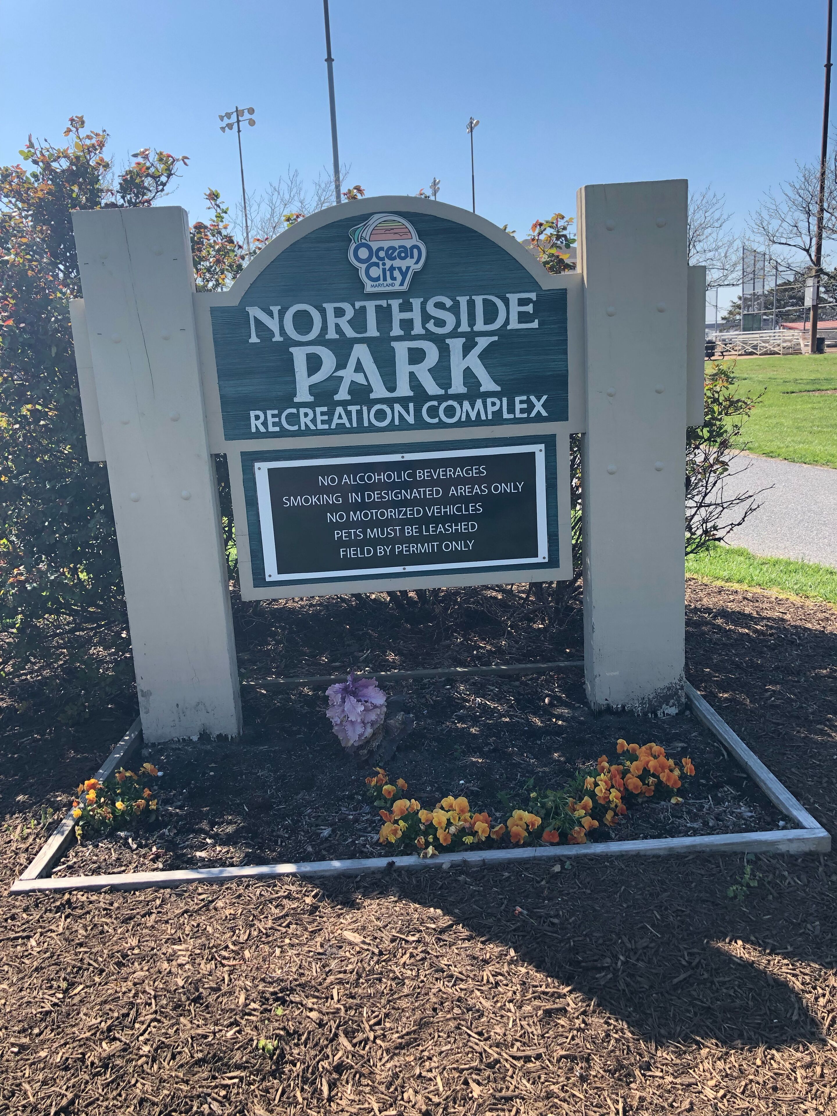 A sign for Northside Park Recreation Complex with rules for alcohol, smoking, and vehicle use.