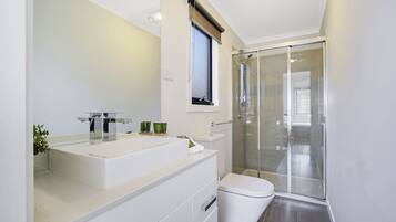 Townhome, 3 Bedrooms | Bathroom | Shower, towels