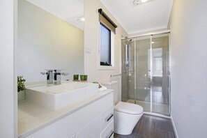 Townhome, 3 Bedrooms | Bathroom | Shower, towels - Snowgum Bright Retreat - 2 (Bright)
