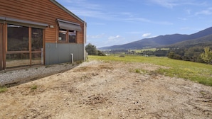 A house with large windows and a view of a mountainous landscape. - Studio @ Quins Gap Retreat (Bright)