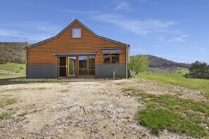 Exterior - Studio @ Quins Gap Retreat (Bright)