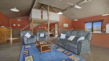 Studio | Ruang keluarga | TV dan perapian