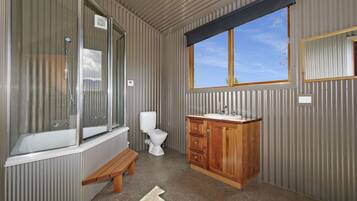 Studio | Bathroom | Combined shower/bathtub, towels
