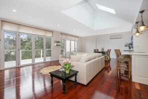 Ferienhaus, 2 Schlafzimmer | Wohnbereich | Fernseher