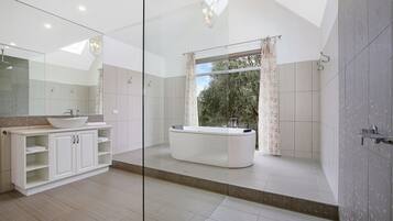 House, 2 Bedrooms | Bathroom | Separate bathtub and shower, bathrobes, towels