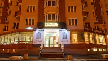 Fassade der Unterkunft – Abend/Nacht