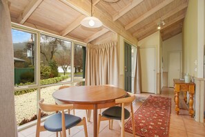 Cottage, 2 phòng ngủ | Khu vực ăn uống tại phòng