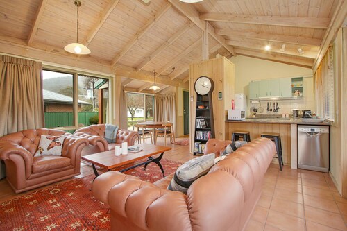 R & R in Bright - Short walk to town