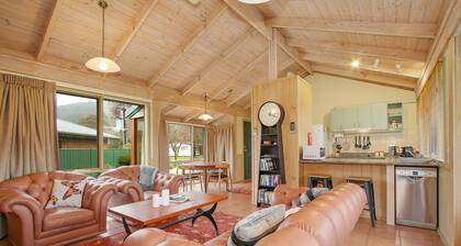 R & R in Bright - Short walk to town