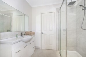 Rumah, 3 kamar tidur | Kamar mandi | Shower dan handuk