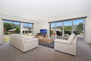 Rumah, 3 kamar tidur | Ruang keluarga | TV