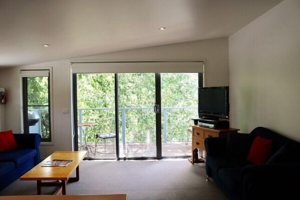 Loft, 1 quarto | Área de estar | TV