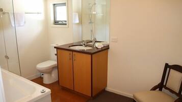 Loft, 1 kamar tidur | Kamar mandi | Kombinasi shower/bathtub dan handuk