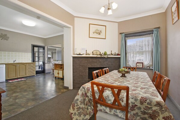 House, 5 Bedrooms | In-room dining