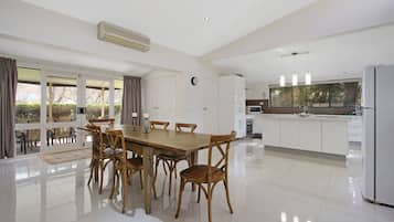 House, 4 Bedrooms | Private kitchen | Full-size fridge, microwave, oven, stovetop